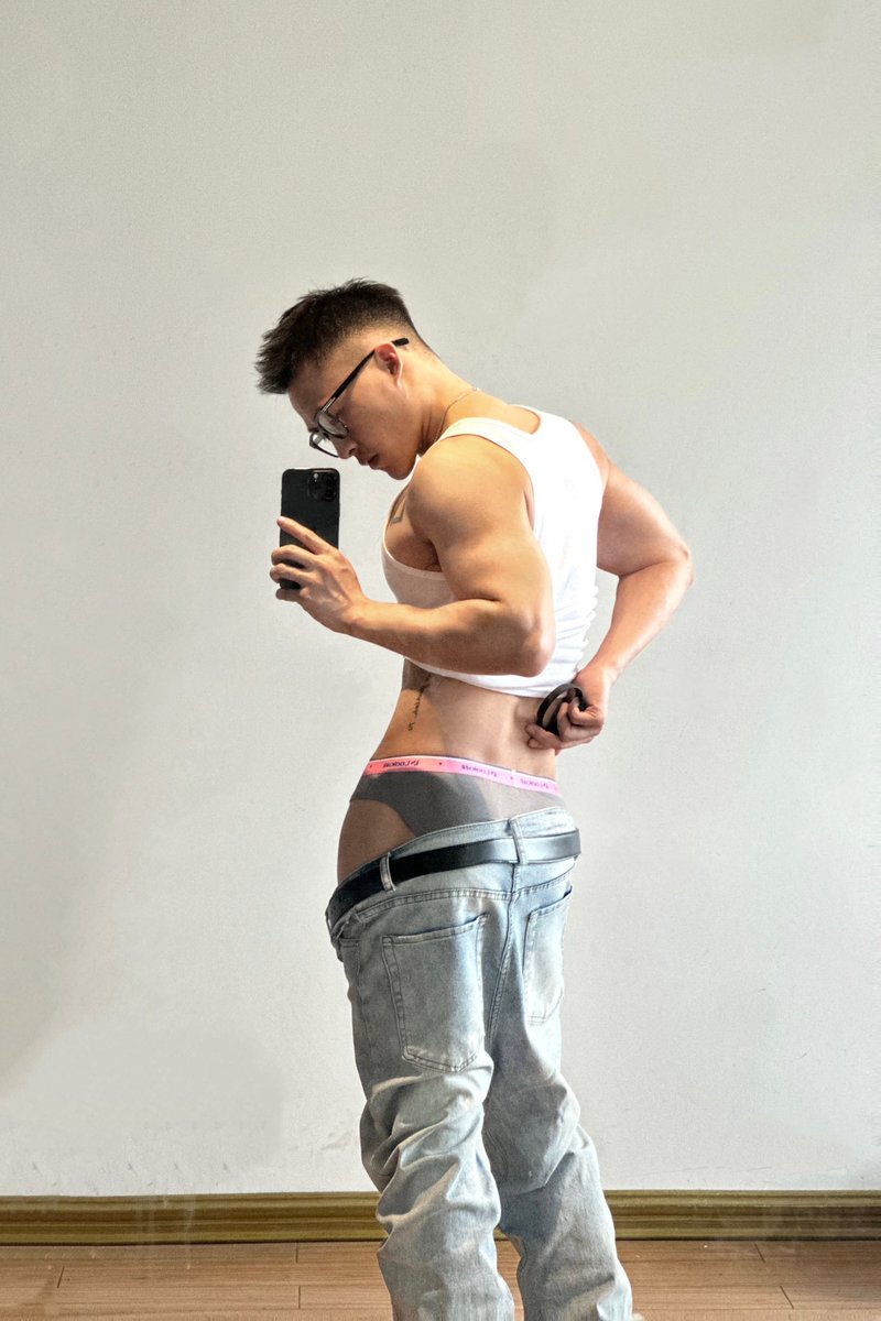 TAT1069's tweet photo. #Looksee 新内裤

觉得哪一张更好看 https://t.co/oPTLJbdRqa