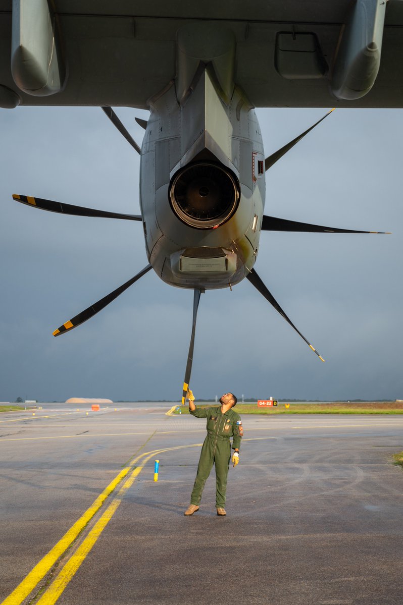 Armee_de_lair's tweet photo. 🔧Aujourd’hui, on célèbre nos mécanos ! Grâce à leur expertise, nos avions prennent leur envol en toute sécurité et nos matériels sont bichonnés. #SaintÉloi oblige : la cravate noire est interdite, ou elle se fait… couper! Merci à nos mécanos, véritables piliers de nos missions! https://t.co/VtjI0qSWmy