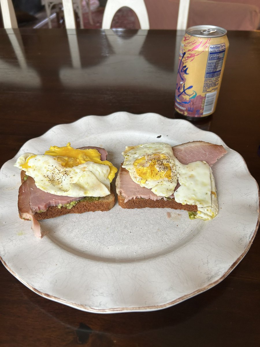 BarbourJam01's tweet photo. Might not be turkey day anymore but I am thankful for @cramvonstaremin for introducing me to pesto on breakfast sandwiches. Also I would still work your shit in 2k #hidell https://t.co/yrQPesx7Hz