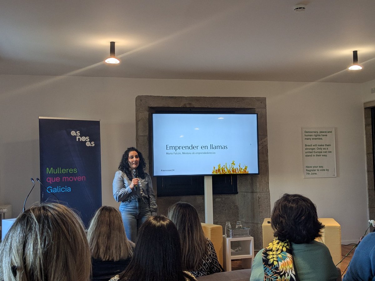 ilusquinhos's tweet photo. @soymartafalcon abre a segunda ponencia de #asnosas24 falando do Síndrome da impostora e a autoesixencia #referentesfemininos https://t.co/BwnfW1X4Ii