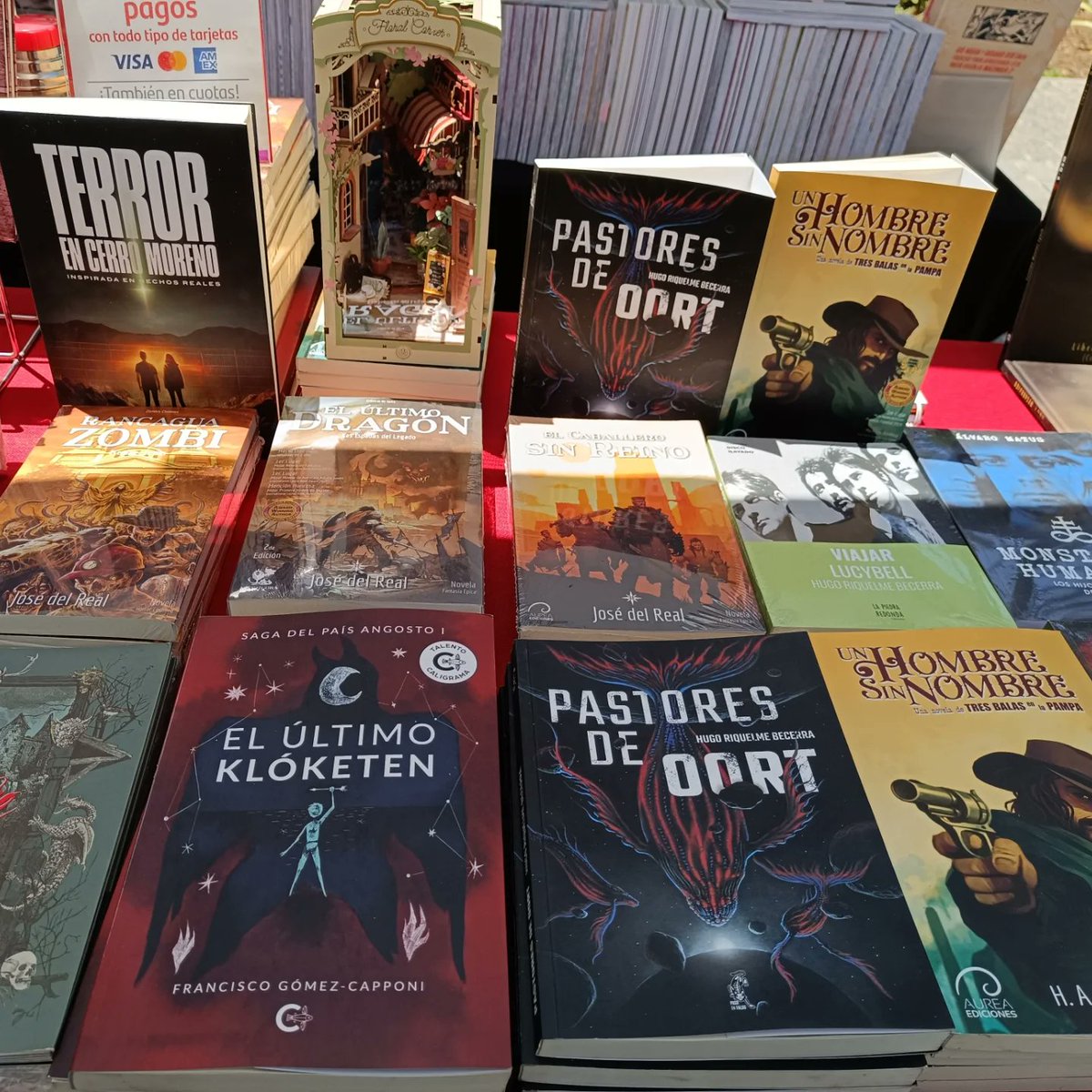 ha_riquelme's tweet photo. Ya estoy en #Expocomic en Centro Cultural de Las Condes

En la imagen mis consejeras, ahí ustedes adivinan si @ArcanoIV o @EditorialCafune se ganan aureolas o cachitos!!!

Estamos a pasos de metro Manquehue hasta 20:00hrs

Nos vemos!!! https://t.co/4jVcT3x43E