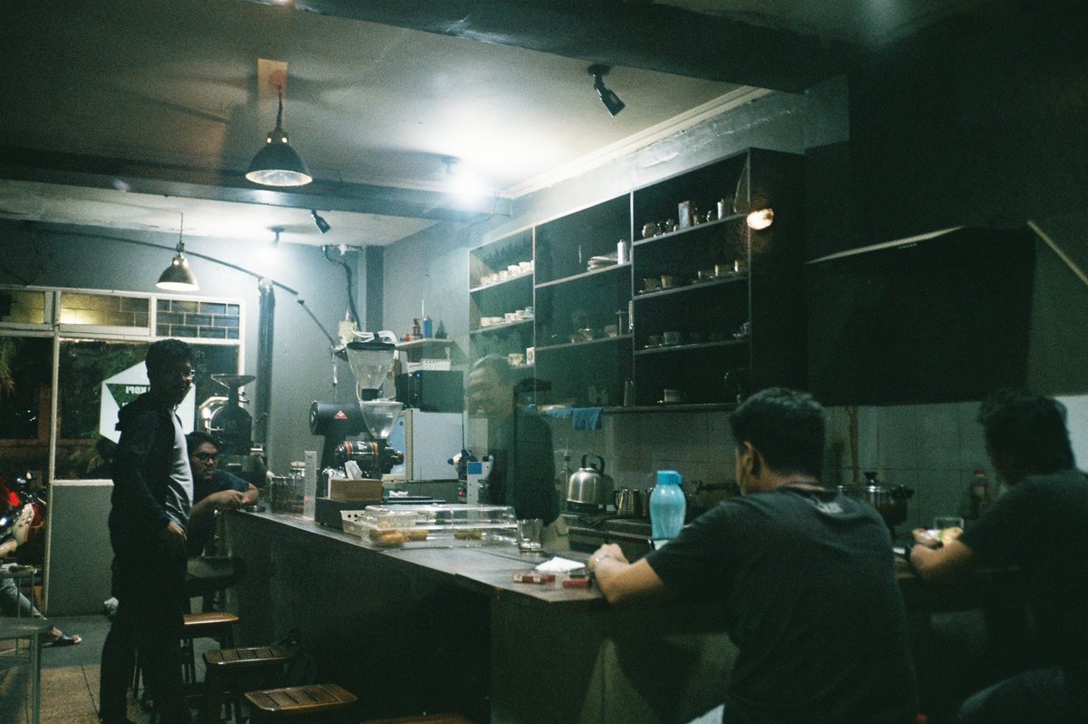 masssterofnone's tweet photo. Warung Kopi yang wajib banget di mampirin kalo Kamu lagi keliaran di sekitar Abdul Madjid, tahun 2018. Ada yang tau ini dimana? 😉 https://t.co/QKd8mj64PI