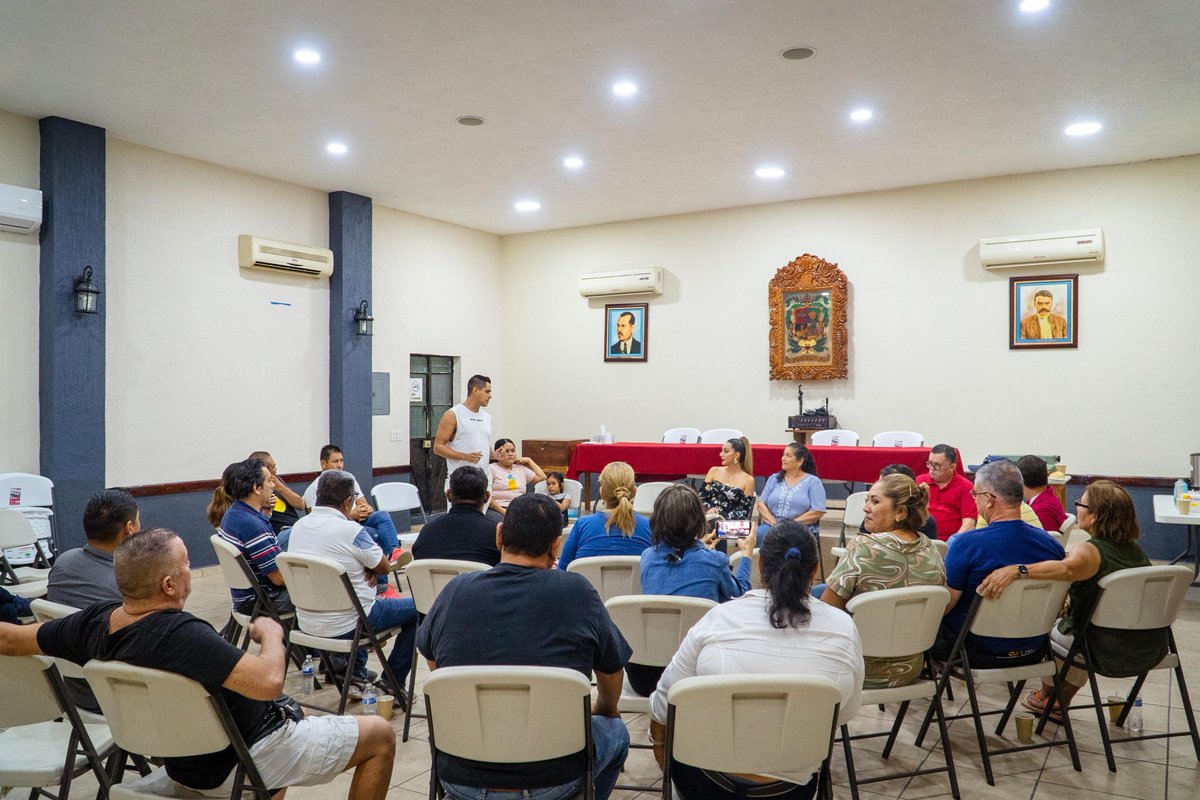 YussaraCG's tweet photo. Anoche me vine de Gdl y fui al ejido del Coapinole para escuchar de 1ra mano las preocupaciones de las y los pitillalenses sobre la propuesta de dividir El Pitillal y crear la delegación del Coapinole. Como representante electa, mi mayor responsabilidad es estar cerca de la gente https://t.co/pgDfdyiClR