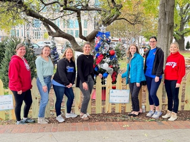 strataghsv's tweet photo. We had a wonderful time decorating the Strata-G Solutions Christmas tree at the Tinsel Trail in downtown Huntsville's Big Spring Park! Each year, our team loves getting into the holiday spirit and supporting the community. 🎄

Grab a cup of coffee or hot chocolate and take a s... https://t.co/WeNNhbDd2o