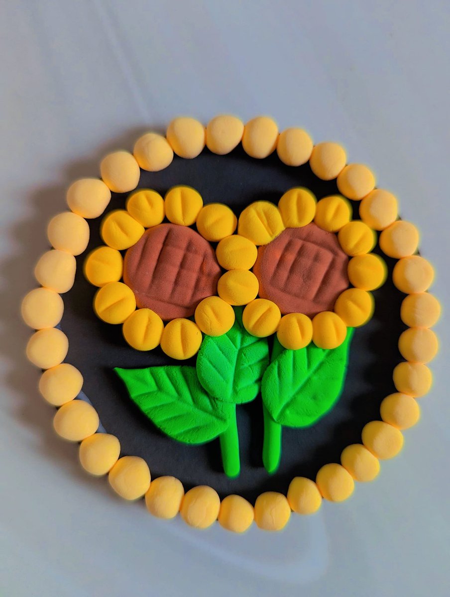 Sherajumart's tweet photo. Bringing #sunshine indoors, one petal at a time. 📷📷 These #sunflowers are #handmade from #clay, and I’m so excited to share them with you all.

#clay #ClayArt #clayflowers #sherajumartandcraft #trending https://t.co/CnWkuswiUC