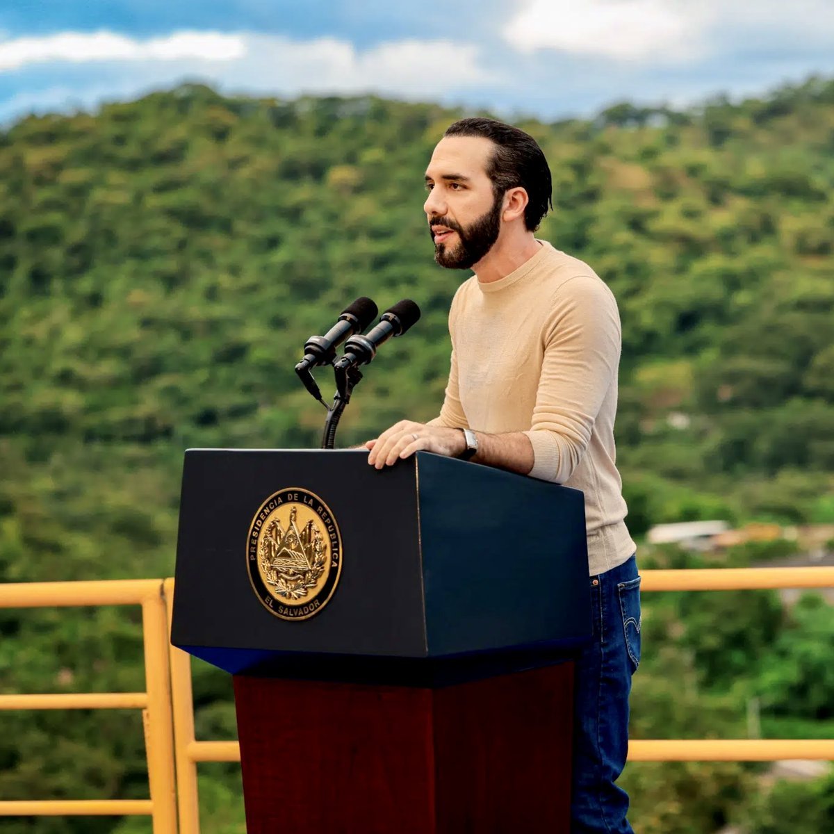 Comme l'a dit Bukele :

"Comment puis-je demander aux Salvadoriens, qui mangent souvent des haricots et des tortillas pour le dîner, de payer des impôts pour fournir de la viande et du poulet à des prisonniers qui ont tué leurs proches ?"

Autrement dit, les criminels doivent