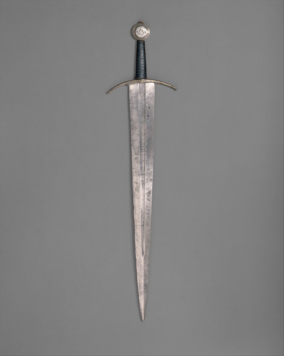 Knightly_Hist's tweet photo. A 15th century hand and a half sword.

This example likely inspired Dark souls' "Broadsword", which although presents a larger grip, has a pretty equivalent blade and pommel.

Housed at the Metropolitan Museum of Art. https://t.co/lcXDYmbUUG