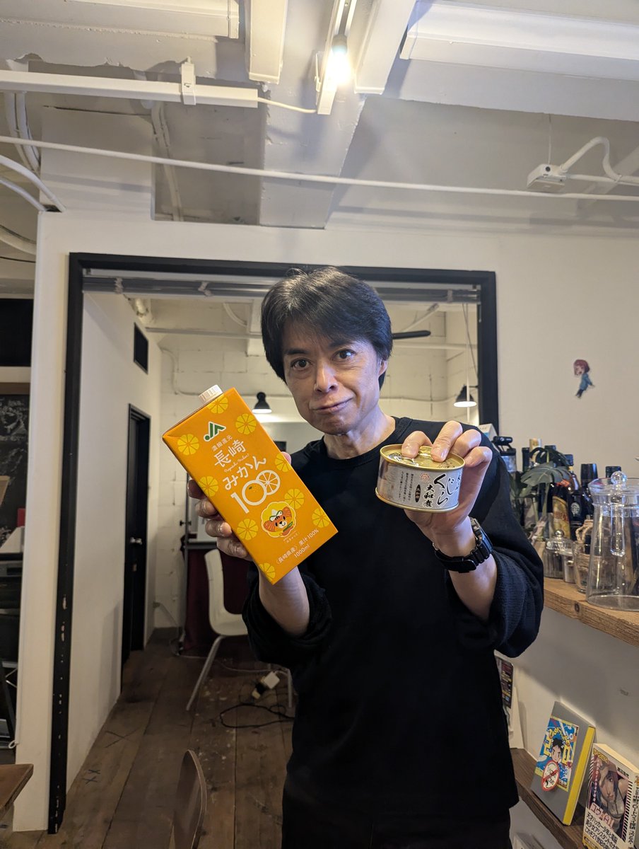 tunao011's tweet image. 渡辺浩弐先生と長崎みかんジュースとくじらの大和煮缶詰(部屋とワイシャツと私みたく)
#KCAFE