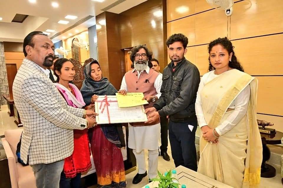 YMahatha's tweet photo. धन्यवाद @HemantSorenJMM जी हमारे चंदनक्यारी एंव देश के लाल को सच्ची श्रद्धांजलि स्वरूप वीर सपूत अर्जुन महतो के भाई, किसान माता पिता और बहन को अर्थिक मदद एंव रोजगार देने के लिए। @Umakantrajak1 आपको भी सादर धन्यवाद। https://t.co/ERgHUPApVm