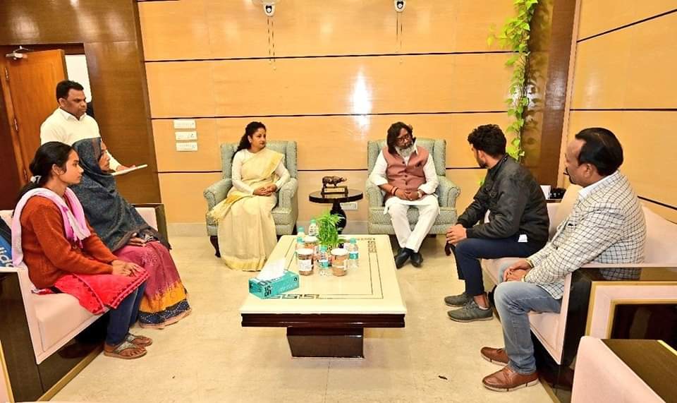 YMahatha's tweet photo. धन्यवाद @HemantSorenJMM जी हमारे चंदनक्यारी एंव देश के लाल को सच्ची श्रद्धांजलि स्वरूप वीर सपूत अर्जुन महतो के भाई, किसान माता पिता और बहन को अर्थिक मदद एंव रोजगार देने के लिए। @Umakantrajak1 आपको भी सादर धन्यवाद। https://t.co/ERgHUPApVm