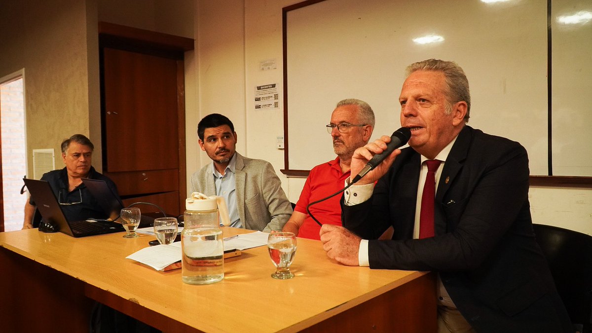 SomosUnsa's tweet photo. El Vicerrector Nicolás Innamorato participó en la Mesa Panel “Capitalismo Financiero: Una Perspectiva Crítica a las Ciencias Sociales” junto al Prof. Claudio del Pla y Lic. Gastón Carrazán.

Desde @UNSa_Salta seguimos impulsando el análisis crítico y una educación transformadora. https://t.co/NKmjnyT7E0