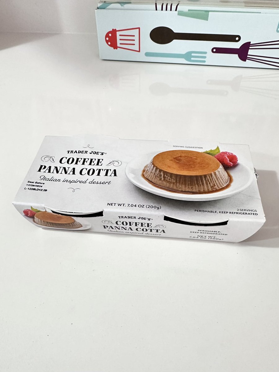 今年はクリスマス関連のお菓子はなるべく買わないようにと思ってたのにいつもより買っている🤣
甘さ強めだけど卵の味も感じるちゃんとしたプリン🍮チョコはほぼロシェ😆クッキーはサクサク変な香料の匂いはせず塩気強めだけど甘さ控えめで日本にも売ってそうな味。

#traderjoes 
#トレジョ 
#ロシェ