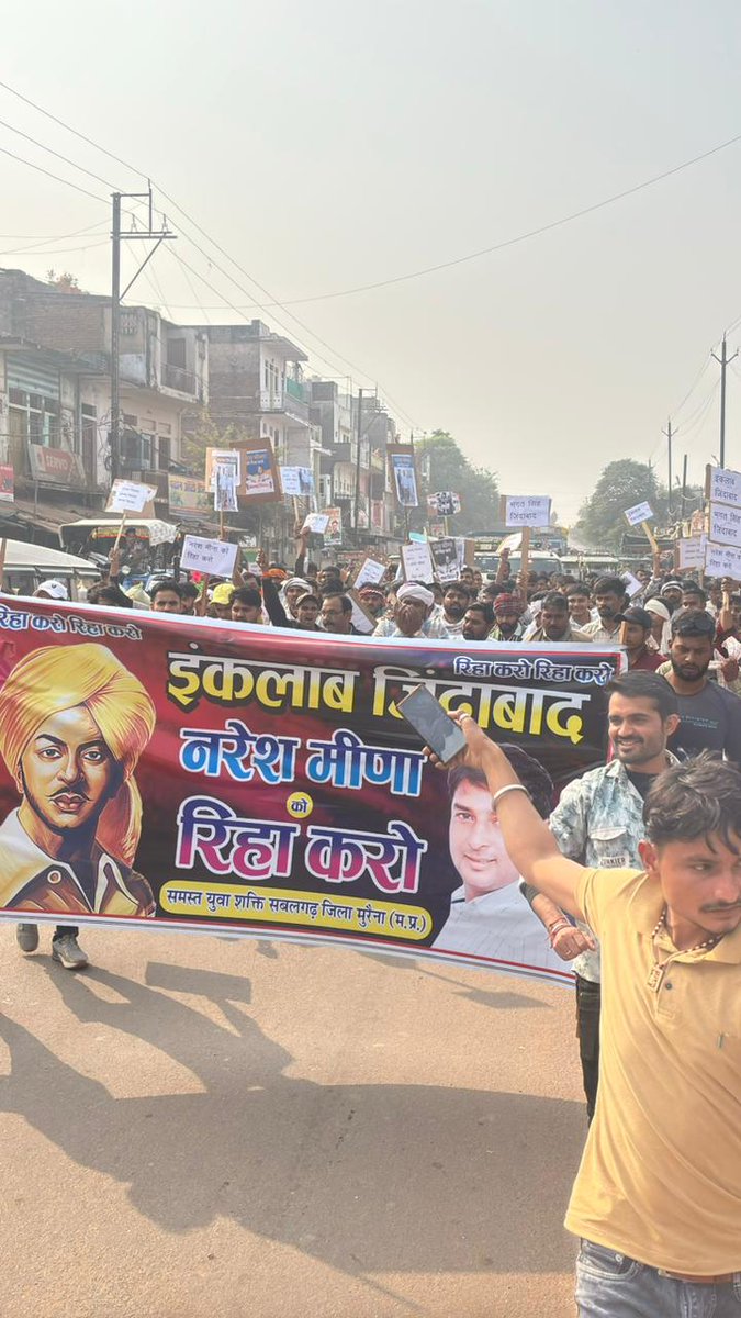 suman_pakad's tweet photo. #नरेश_मीणा_को_रिहा_करो 
नरेश मीणा को गैंगस्टर नहीं है..नरेश मीणा पर जो मुकदमे लगे है वो जनहित के लिए संघर्ष करते हुए लगे है..! ऐसे मुकदमे दर्जनों नेताओं पर है...
किसान कौम की शान है नरेश मीणा..@NareshMeena__ https://t.co/95MnJDpeXs