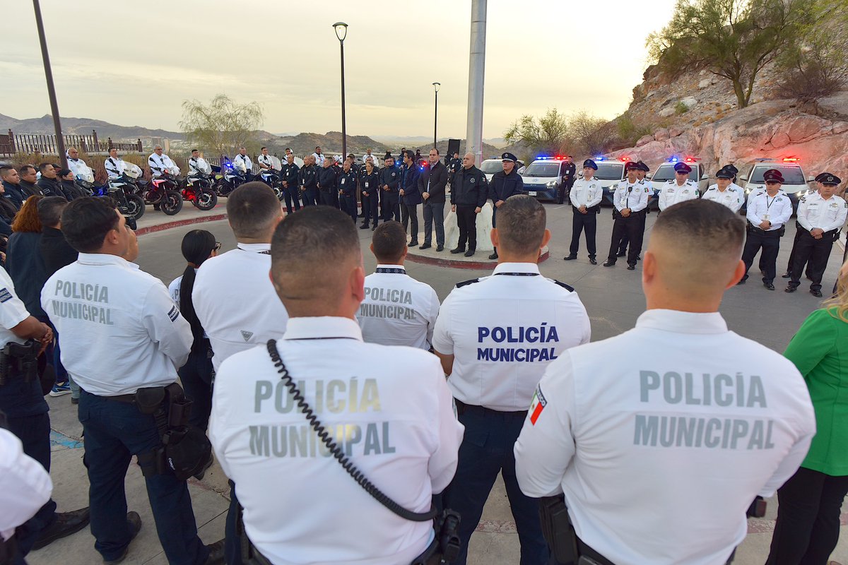 tonoastiazaran's tweet photo. Trabajamos para que estas fechas sean de paz y armonía. 🎄✨ Iniciamos el operativo Guadalupe-Reyes con más de 110 unidades  de @Policia_HMO 🚔  para prevenir accidentes y promover una movilidad segura. 🏍️

¡Cuidarnos en estas fiestas decembrinas es tarea de todos! Recuerda no conducir bajo los efectos del alcohol y optar por traslados responsables.

#TrabajoQueSeNota