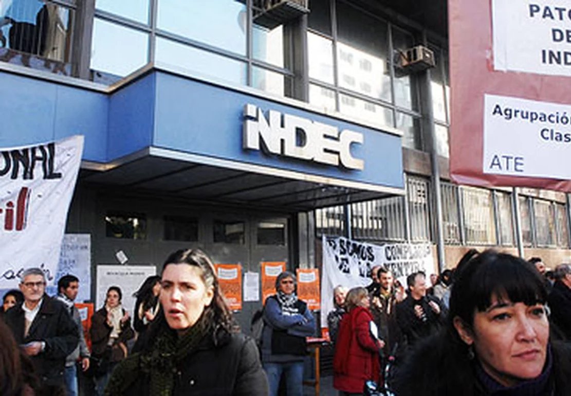 Grupo_Paternal's tweet photo. Con el gobierno de #Milei vuelve la discusión sobre el índice de precio del #INDEC 
La baja de inflación nuevamente en discusión, despidos incluidos.
#IPC
https://t.co/NVXTQE1zK4 https://t.co/m8hya9xGGX