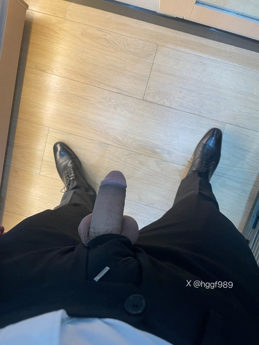hggf989's tweet photo. 不喜歡熬夜，結束了忙碌的一天，它��疲憊了🤭，週末愉快！晚安😴！ #廣州  #正裝 #皮鞋 #絲襪 https://t.co/zYkI014Tig