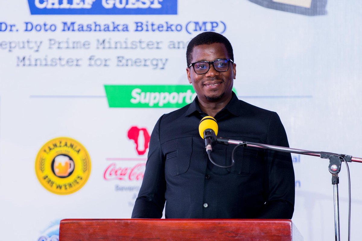 ATE_Tanzania's tweet photo. Bw. Emmanuel Akonai, HR Manager NMB Bank (Gold Sponsor wa #EYA2024) akitoa hotuba fupi kwenye Kilele cha Tuzo za Mwajiri bora wa Mwaka 2024.
#EYA2024 | #Back2the70's
#Dress2Win | #Dress2Impress https://t.co/rd8jer5WvB