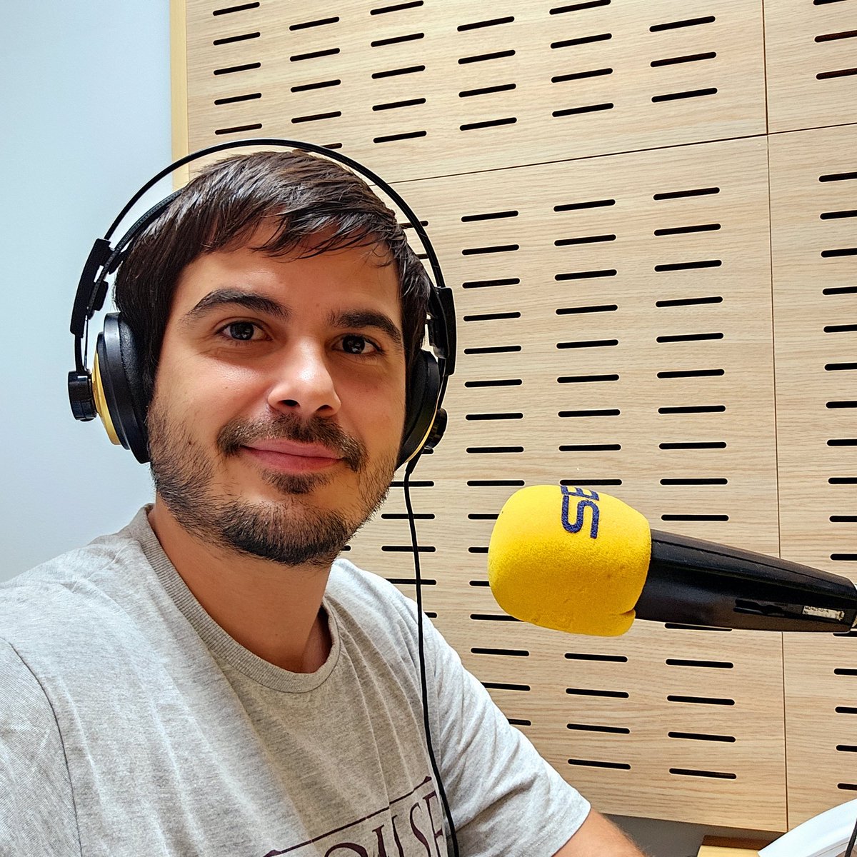 🥰📻 Dos meses en mi nueva casa y más feliz que una perdiz. Ojalá pueda durar mucho tiempo en <a href="/SER_LasPalmas/">SER Las Palmas</a>. 💪

Después de 10 años trabajando, estos dos meses en la SER han supuesto cumplir el sueño de mi vida laboral y personal. Es un auténtico lujo trabajar con la talla de