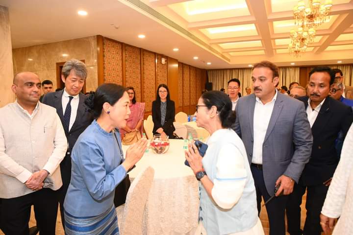 BiswajitDey162's tweet photo. আসন্ন 'বেঙ্গল গ্লো��াল বিজনেস সামিট 2025' - এর আয়োজন উপলক্ষ্যে  আমাদের 'সৌজন্য' সভাগৃহে দেশের বিশিষ্ট শিল্পপতিগণ, বিভিন্ন চেম্বার্সের কর্ণধারগণ এবং কলকাতায় উপস্থিত বিভিন্ন দেশের  ডিপ্লোম্যাটদের সঙ্গে খু�� ফলপ্রসূ আলোচনা হল। বাংলায় বিনিয়োগ নিয়ে সবার আগ্রহ দেখে মুগ্ধ। https://t.co/VHhEE4dh9X