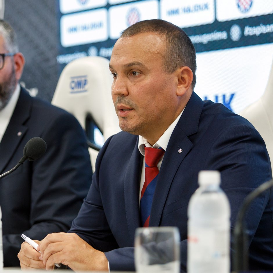 HStorija's tweet photo. Vitali: "Naša ideja je da sljedeće godine formiramo U-21 ekipu koja bi igrala seniorsko prvenstvo u nižem razredu hrvatskog nogometa i trenirala usporedno s prvom momčadi. Svrha te momčadi bi bila olakšavanje prelaska igračima iz juniora u prvu momčad." https://t.co/p8WZOAAvXj