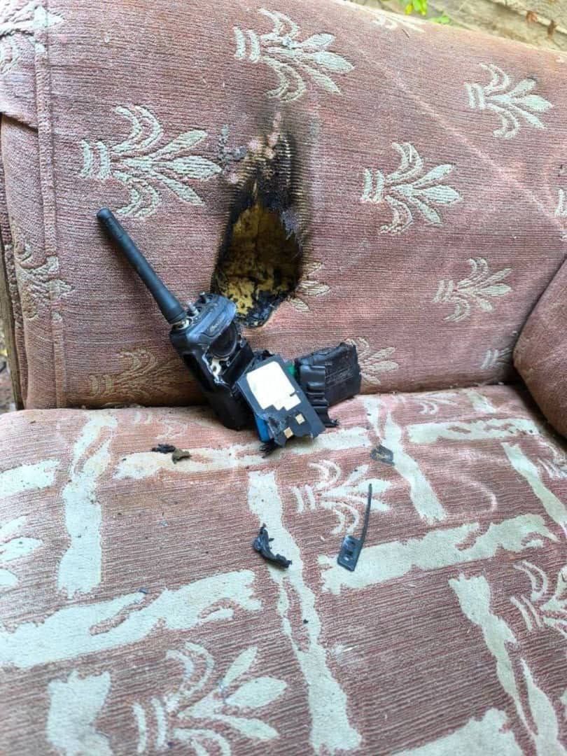 imurpartha's tweet image. 🚨 BREAKING 🚨

Explosions rock the Syrian Arab Army as DOZENS of communication devices like pagers and walkie-talkies BLOW UP in their hands! 🌋📡

What&apos;s happening in Assad&apos;s forces? 

#WalkieTalkies #Syria #WarTech #BreakingNews  #Syrian #ArabArmy