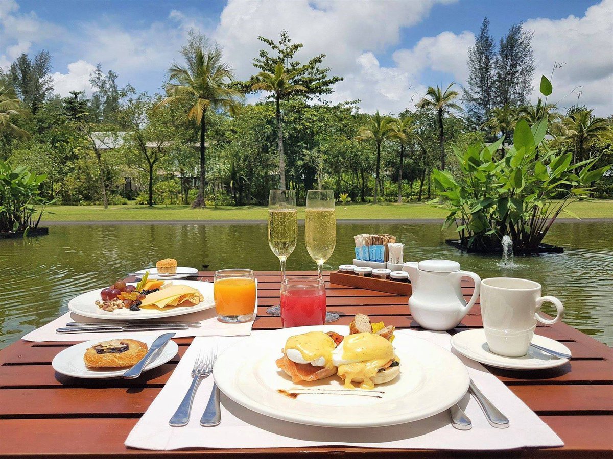 Wake up at your leisure and indulge in our delicious à la carte breakfast, served with bubbly and available until 6pm at The Sarojin 🥂. Who says breakfast is just for early risers? Savour the freedom of brunching on your own schedule! sarojin.com