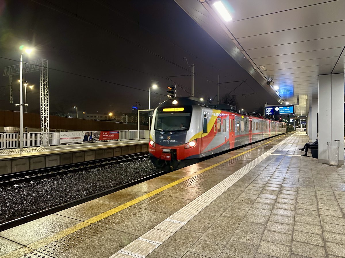 MarcelKlinowski's tweet photo. 2️⃣ Rozkład jazdy, przesiadki i skomunikowania. Za przewoźnika dalekobieżnego robiło tym razem @POLREGIO_PL, które na trasie Warszawa-Łódź uruchamia 11 par połączeń kat. #interREGIO, które z powodzeniem uzupełnia ofertę @PKPIntercity pomiędzy obiema aglomeracjami.
Przesiadki nie nastręczają żadnych problemów poza jednym miejscem - modernizowaną Łodzią Kaliską, gdzie są bardzo duże odległości między peronami i fatalne oznakowanie. Na większości tras infrastruktura dworcowa i peronowa jest zmodernizowana, a ruch kolejowy na tyle niewielki, że nie było problemów z opóźnieniami ani skomunikowaniami.
#PociągiemPrzezPolskę