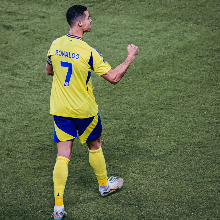 InvictosSomos's tweet photo. 915 goles oficiales en el fútbol profesional. El mejor goleador de toda la historia. De pie, por favor, ante Cristiano Ronaldo dos Santos Aveiro. THE BEAST.