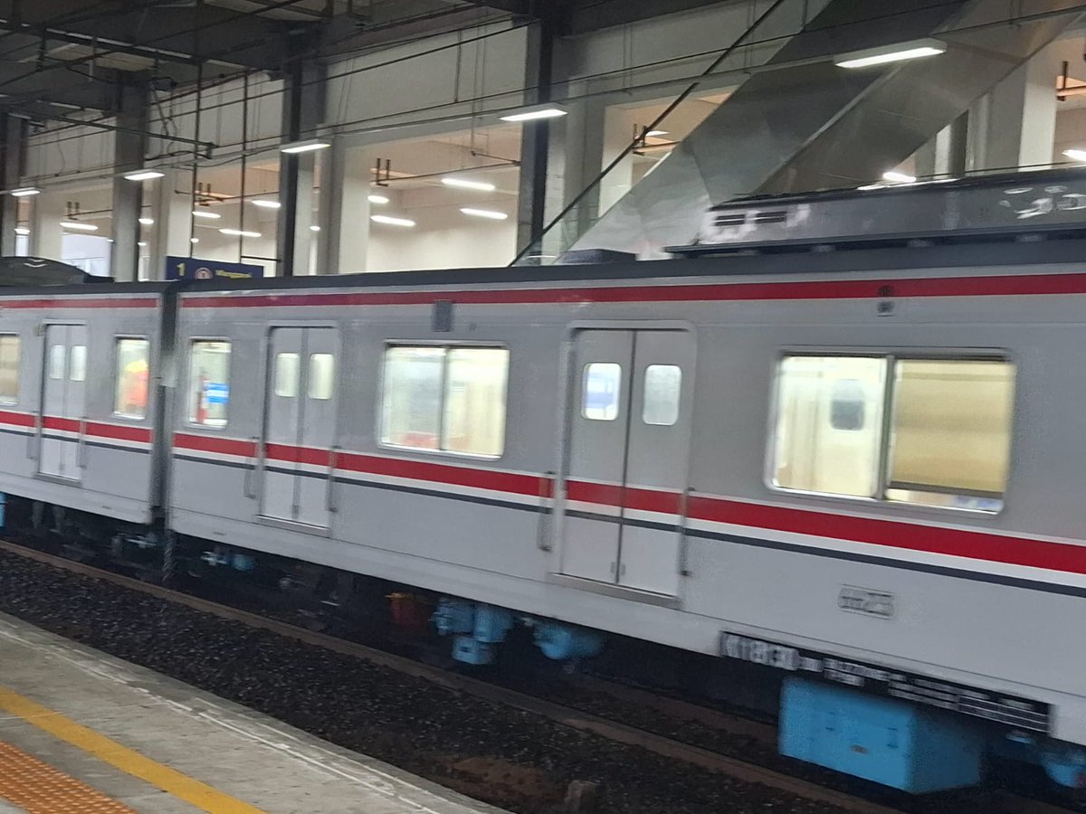 ulwisibaq's tweet photo. Pantes bikin kebijakan aneh, naik krl nya juga dikosongin dulu 🤡💩 https://t.co/IEdNMOZT4x