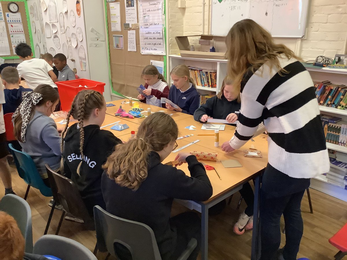 We had a wonderful afternoon in Oak class today. Parents joined us to make some beautiful advent calendars. Thank you for joining us and getting the festive season started at Selling CE Shool!