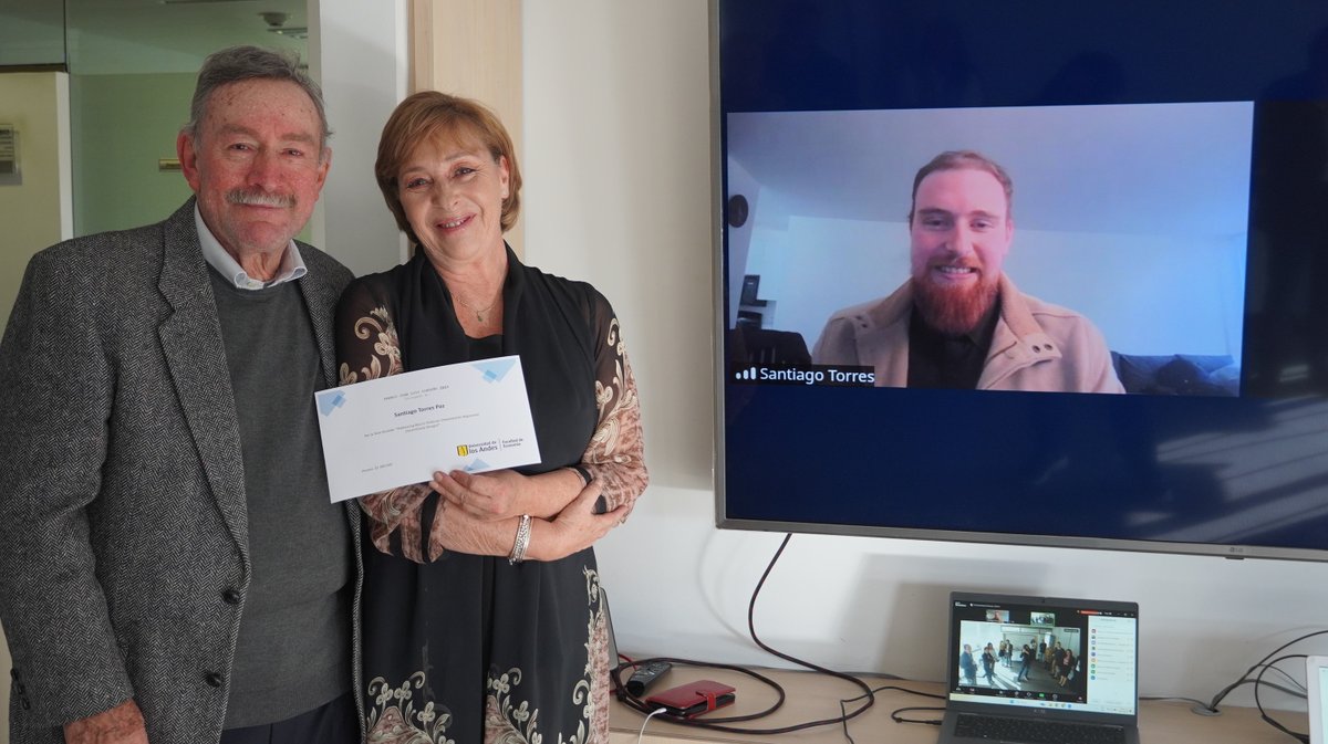 EconomiaUAndes's tweet photo. 🎉 #OrgulloUniandino | ¡Celebramos los logros de nuestros egresados de la Facultad!

👏 Santiago Torres - @STorresPaz, egresado de la Maestría en Economía - #PEG, fue reconocido con el premio Juan Luis Londoño a la mejor tesis de maestría. 🧵 https://t.co/FLW432N2Cl