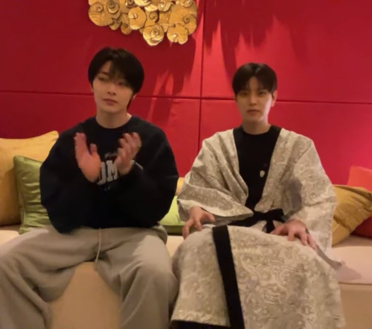 lovxxin's tweet photo. 너무놀램 https://t.co/vFSVeKNjKZ