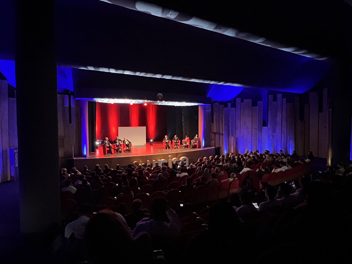 TIM_Enterprise's tweet photo. 💡 Contribuire ad un #futuro più digitale, sostenibile e inclusivo è l’impegno positivo del “domani da creare” che costruiamo ogni giorno in #TIMEnterprise e di cui ha parlato oggi Elio Schiavo, Chief Enterprise & Innovative Solution Officer di #TIM, durante l’evento #TopAlumni di @UniSalerno.
Un tavolo di riflessione dedicato “A chi scriverà il futuro”, guidato dalla comunità studentesca #UniSA, al quale abbiamo partecipato a fianco di Stefano Antonio Donnarumma, Amministratore Delegato e Direttore Generale di Gruppo @fsitaliane e Raffaele Gigantino, Country Manager @GoogleCloud_IT.
#UnDomaniDaCreare