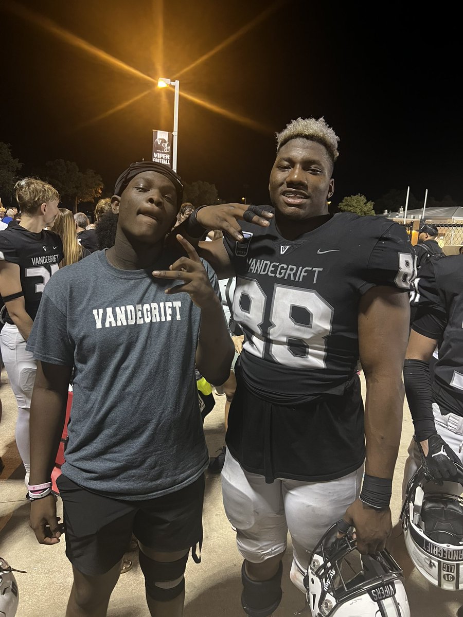 KeandreKd's tweet photo. Spending family time with my big bro @DaeshonMorgan06  just couple pics before he leaves. https://t.co/UiggsYICAQ