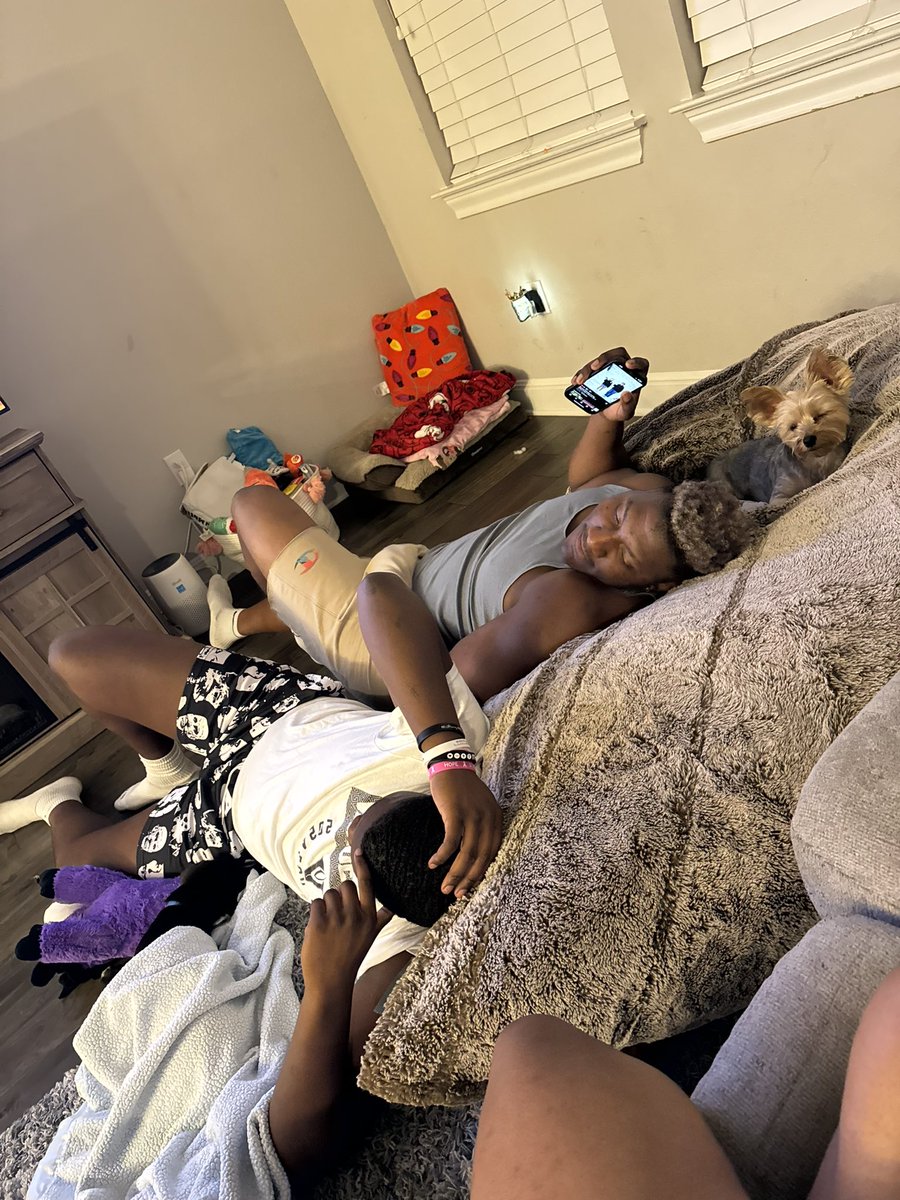 KeandreKd's tweet photo. Spending family time with my big bro @DaeshonMorgan06  just couple pics before he leaves. https://t.co/UiggsYICAQ
