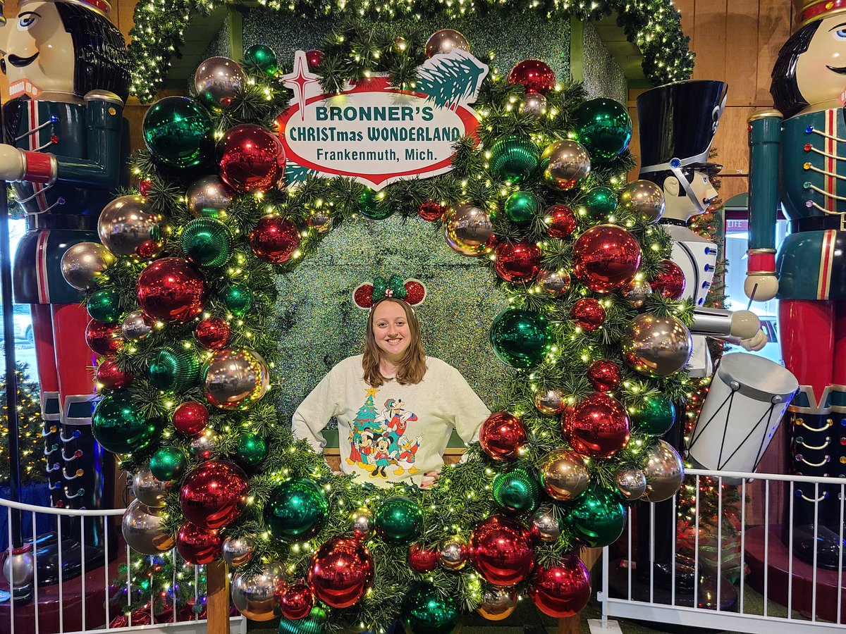 A trip to <a href="/BronnersXmas/">Bronner's CHRISTmas</a> is not complete without taking a few pictures!! 🎅🏻🎄☃️