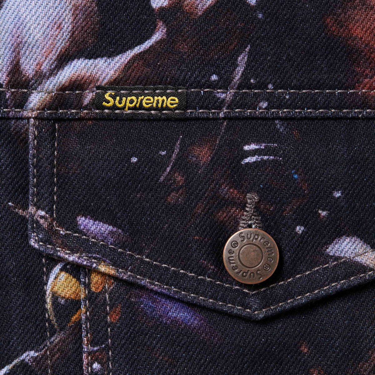 markanan's tweet image. UK実況2

続いて、着画の露出で色が濃いの薄いの言われていた、

・Supreme/Frank Frazetta Faux Shearling Lined Trucker Jacket

と、

・Supreme/Frank Frazetta Track Jacket

の表面ディティール画像をどぞ。

Supreme R.M.S. 24FW Week15 
UK Online Live Update
#Supreme #Sizing #サイズ感