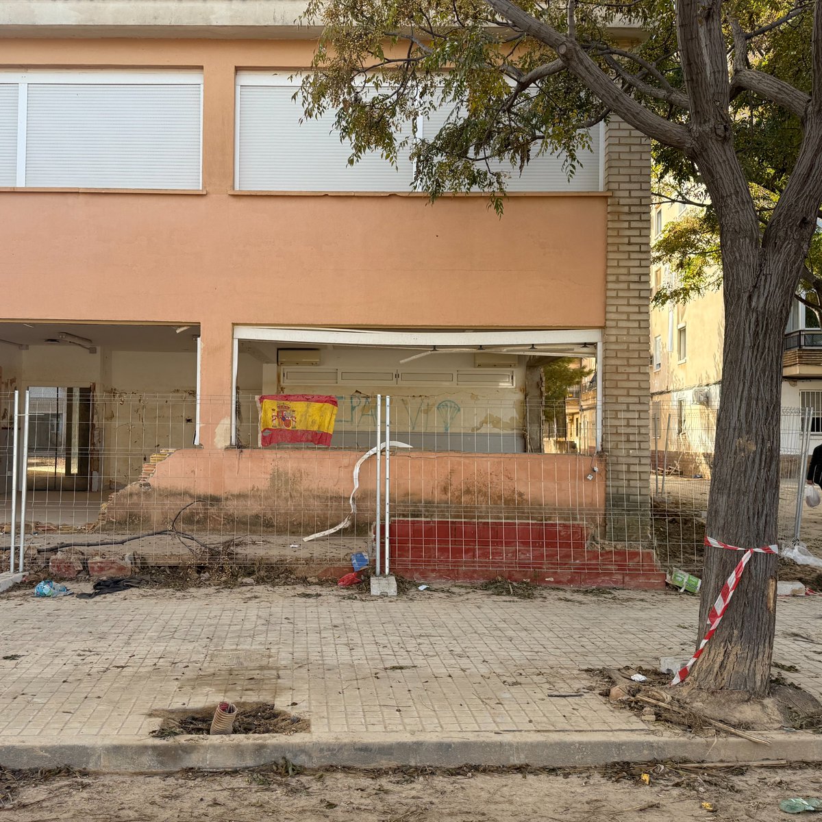lacort's tweet photo. Ha pasado un mes, no sé qué decir que tenga un sentido. Solo que:

- Nos cuidamos entre nosotros.
- Casi todos los políticos han fallado. El pueblo, no.
- Las cámaras ya se han ido pero esto va para muy largo.
- A quien vio un deber y no una oportunidad: GRACIAS.

Fotos de hoy: https://t.co/S5uNt48jzQ