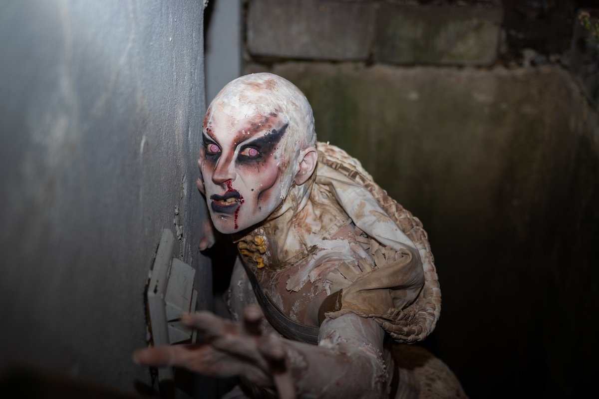 I think some folks might be surprised by my runway this week, but OG fans know that horror and weirdo drag have always been a big part of my repertoire. I was so proud to bring alternative drag on the runway, and now you all know to expect the unexpected, even from Auntie Uma 😈