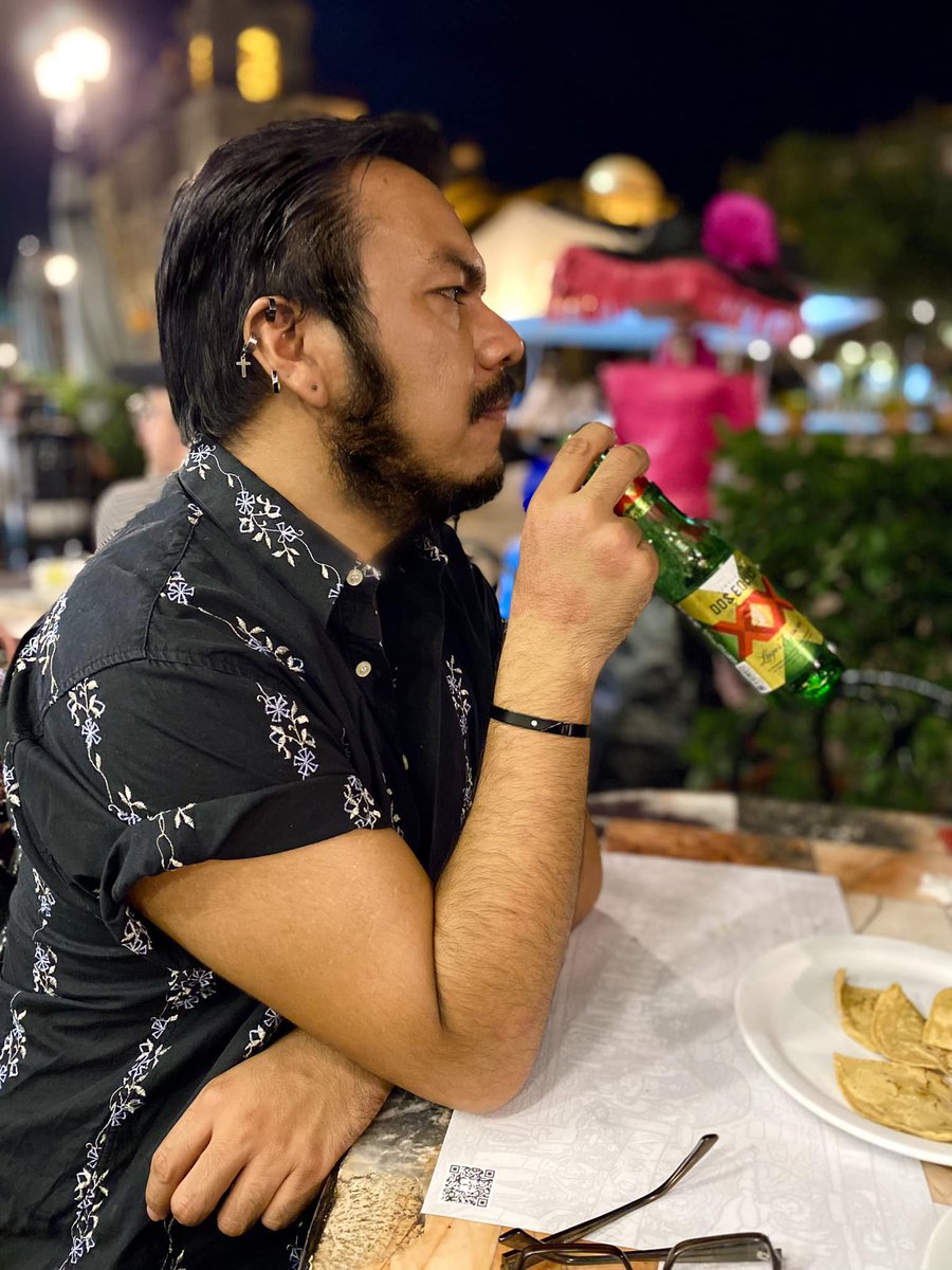 RafaKaxioRutas's tweet photo. La cara de alguien que sigue pensando por qué el queso Oaxaca se llama quesillo. 🧀🤔 Salud por los misterios de la vida.
#RafaKaxio #HumorConEstilo #OaxacaMagia #ViajerosCreativos #EstiloDeVida https://t.co/Ovr7d9dRq7
