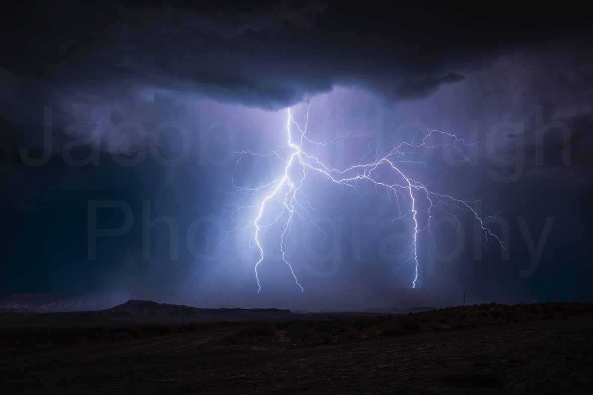 Always fun to go through photos from the past year and find some gems that still work! This one was over Gooseberry Mesa just west of Zion Natl Park. #wxtwitter #utwx 

Aug 10, 2024 || La Verkin, UT