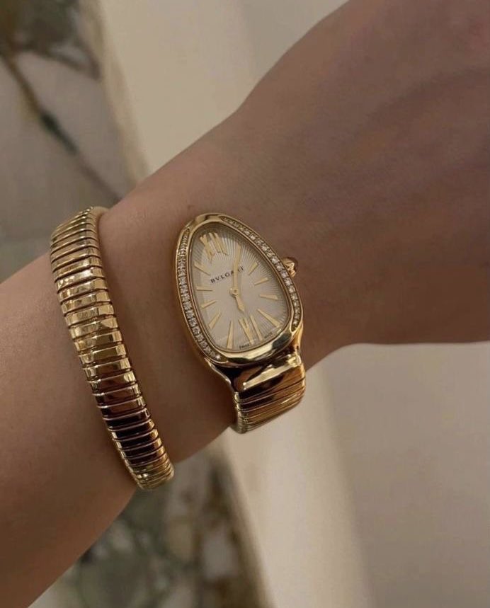 untitledallure's tweet photo. bvlgari serpenti watch ✨ https://t.co/Yr24kYnY24