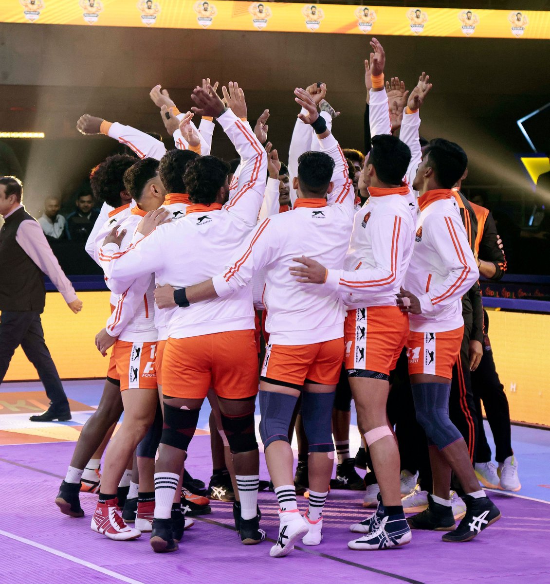 PuneriPaltan's tweet photo. Giants came charging, full of might, Dadaso Pujari said, 'Not tonight!' 💪🔒 

This last second point by Dadaso makes Paltans the winner tonight!

FULL-TIME:

Gujarat Giants 33 : 34 Puneri Paltan

#Match15 | #GGvsPP | #PuneriPaltan | #PaltangiriContinues | #पुन्हाहोऊदेPaltangiri | #PKL11 | #ProKabaddi