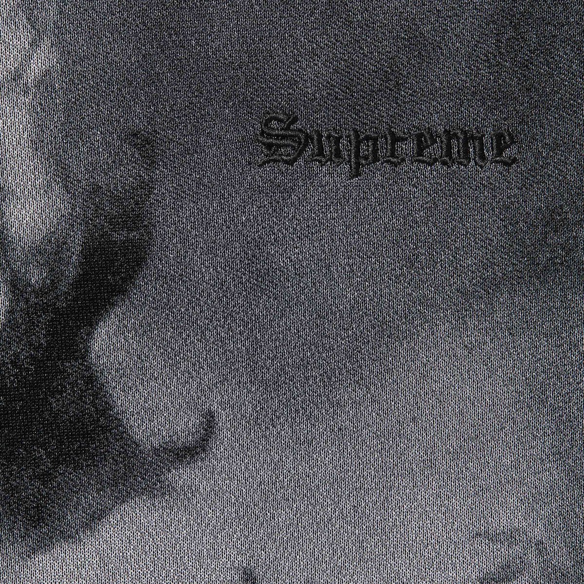 markanan's tweet image. UK実況2

続いて、着画の露出で色が濃いの薄いの言われていた、

・Supreme/Frank Frazetta Faux Shearling Lined Trucker Jacket

と、

・Supreme/Frank Frazetta Track Jacket

の表面ディティール画像をどぞ。

Supreme R.M.S. 24FW Week15 
UK Online Live Update
#Supreme #Sizing #サイズ感