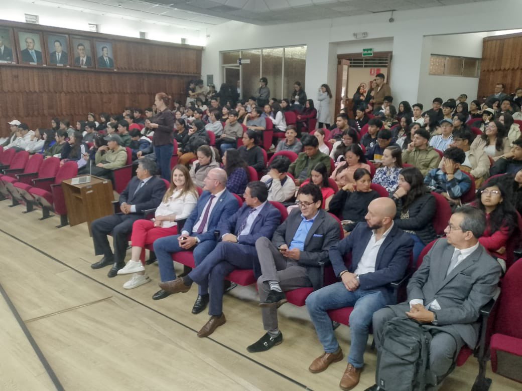 El día de ayer, el Dr. Edwin Regalado (<a href="/edwinregaladoa/">Edwin Regalado A</a>), presidente de <a href="/AEMAJazuay/">AZUAY AEMAJ</a>, inauguró el evento académico "Derecho y Justicia" organizado por la Facultad de Jurisprudencia y Ciencas Políticas y Sociales de la <a href="/udecuenca/">UCuenca</a> y el Núcleo Azuay.