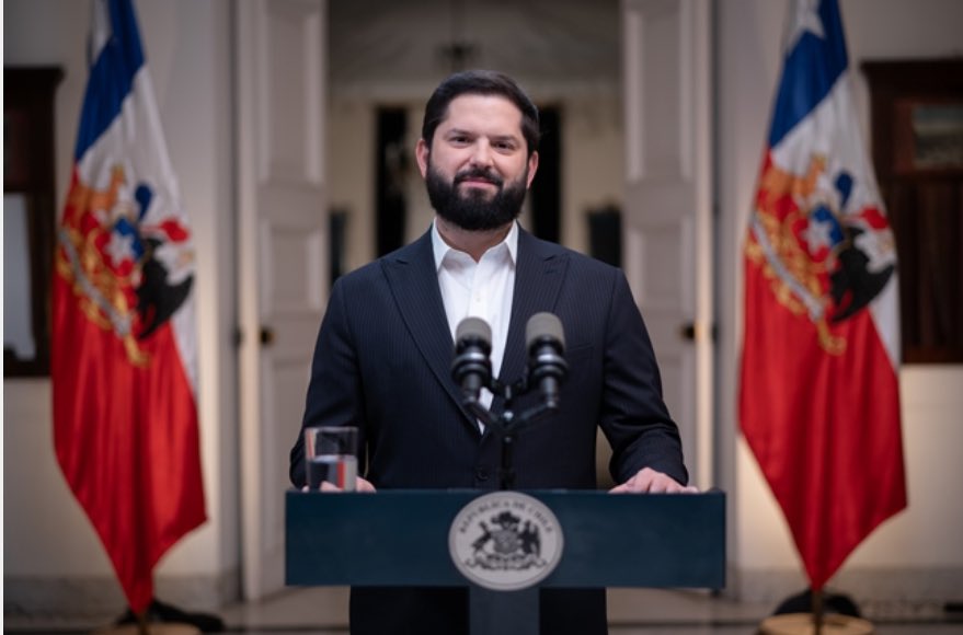 “Cuando llegamos, las fronteras no estaban protegidas”, así o más cara de r…??? Sí, puede ser más: “quiero sentir el vértigo de crecer”, le dijo a los empresarios.
Un par de frases de su cadena nacional, q más parecía una cuenta pública de Narnia
#BoricNoTeCreo