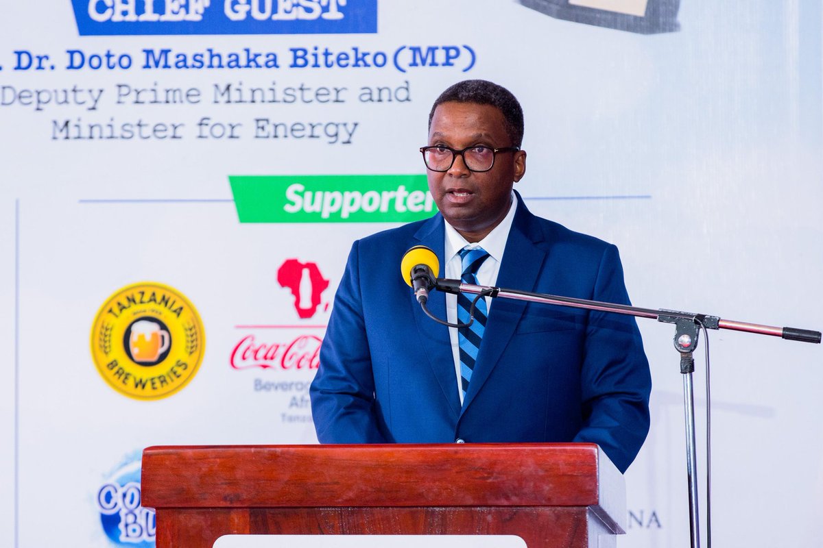 JohnieZeBest's tweet photo. Mwenyekiti wa Chama cha Waajiri Tanzania (ATE), Bwana Oscar Mgaya akitoa salamu kwa waajiri leo kwenye kilele cha utoaji Tuzo za Mwajiri Bora wa Mwaka 2024.

#EYA2024 | #OldIsGold 
#Back2The70s #Dress2Win https://t.co/IomizyOz9g