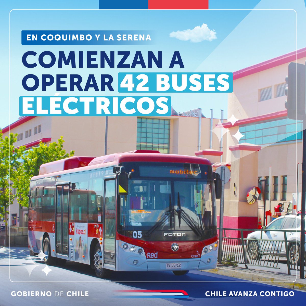 GobiernodeChile's tweet photo. Nos comprometimos a cerrar la brecha entre Santiago y regiones ¡y vamos cumpliendo!  Este sábado 30 de noviembre comenzarán a circular 42 buses eléctricos de alto estándar por las calles de Coquimbo y La Serena en dos recorridos. Más de 500 mil personas se beneficiarán de este transporte público moderno, seguro y sustentable 🇨🇱
