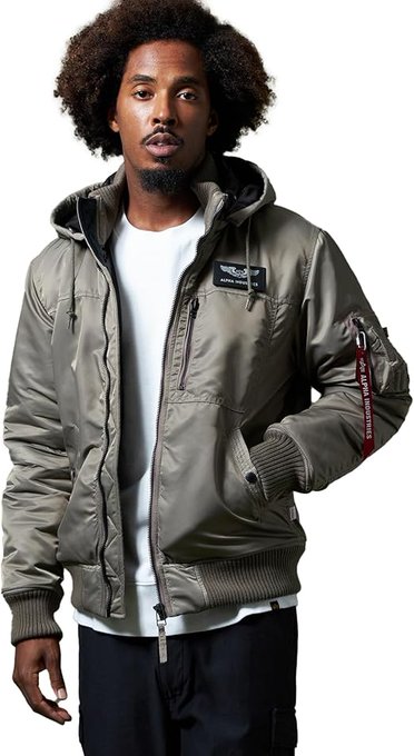 amazonにて見つけたアルファインダストリーズのCOYOTEという色がイカすと思ったので試しに他のサイト行って見てみたら色ぜんぜんちがくてどっちが正解なんだかわからん 左が欲しい どっちなんだCOYOTE 