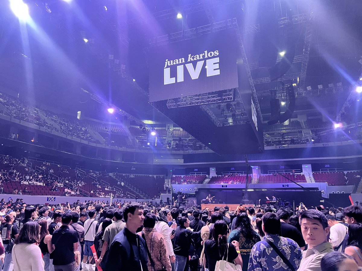 mjfelipe's tweet photo. LOOK: Juan Karlos' major concert at the MOA Arena was a big success. https://t.co/xByQURKGom